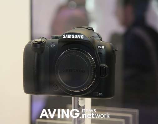 Samsung to unveil its DSLR camera concept model 'NX'