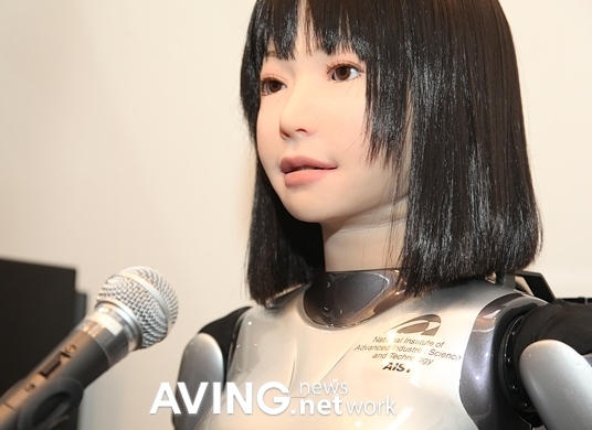 A humanoid robot 'HRP-4C' singing
