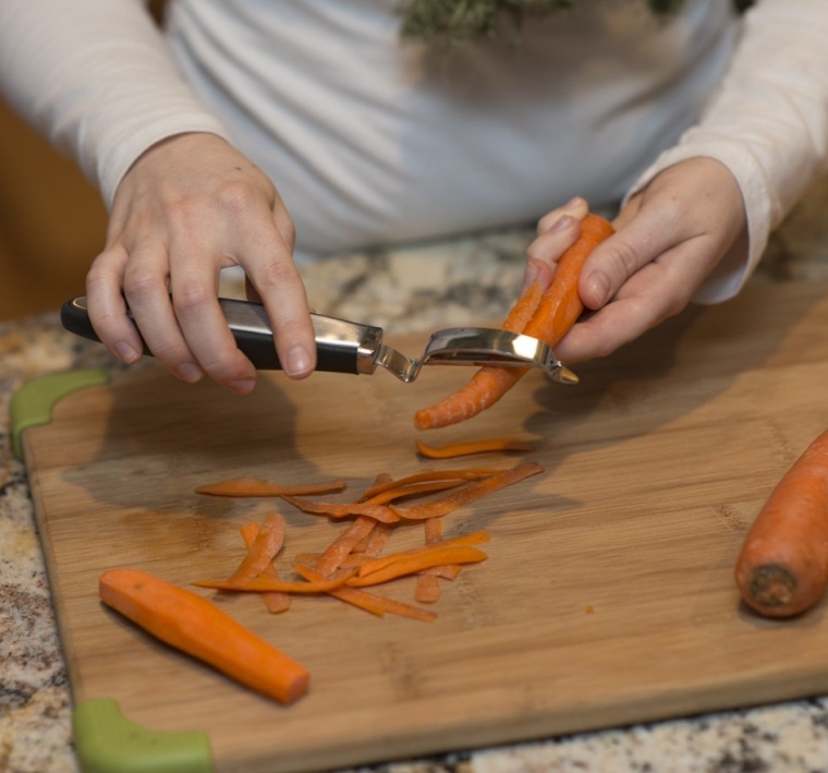 Rubber Ergonomic Swivel Vegetable Peeler Hand Tool for Potato or Carrot