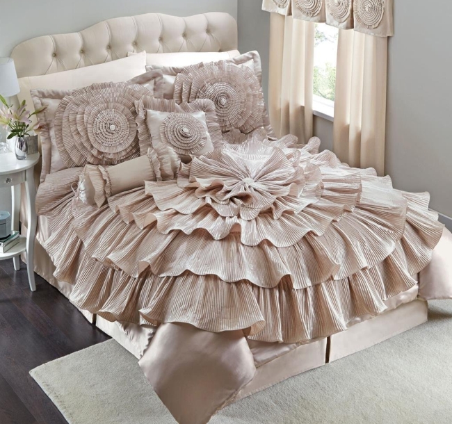 Drama comforter set