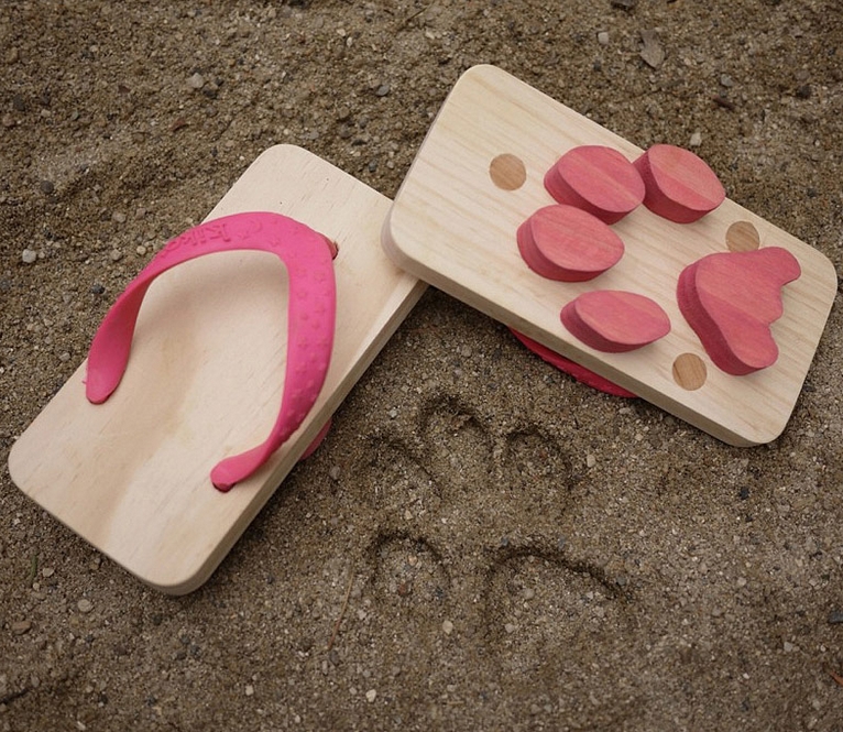 animal footprint flip flops