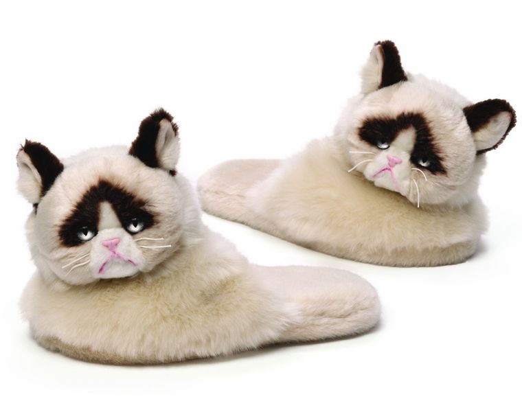 grumpy-cat-plush-slippers