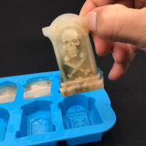 Silicone ice cube maker with lid Makes Skull