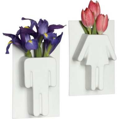 un homme/une femme vase